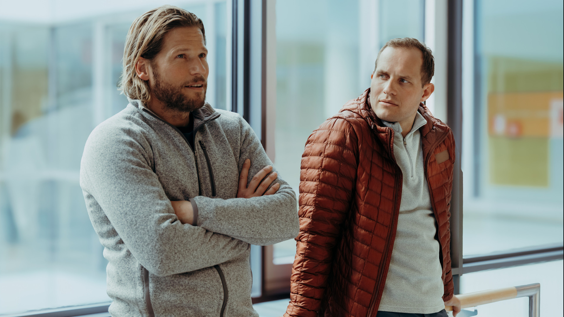 Markus Kofler (Sebastian Ströbel) und sein Halbbruder Jan Fugain (Arne Löber) stehen nebeneinander und unterhalten sich.