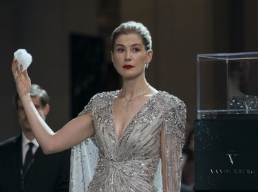 Rosamund Pike hält einen Edelstein hoch in einer Szene des Films 