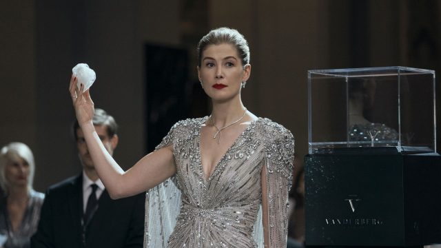 Rosamund Pike hält einen Edelstein hoch in einer Szene des Films "Die Unfassbaren 3"