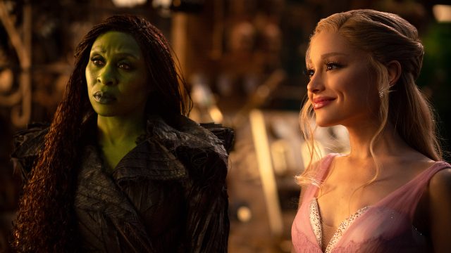 Auf dem Bild in dem Artikel zur „Wicked: Teil 2“-Kritik stehen Glinda, gespielt von Ariana Grande, und Elphaba, gespielt von Cynthia Erivo, nebeneinander.