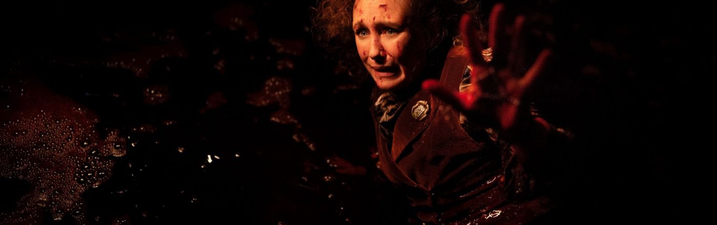 Vera Farmiga als blutverschmierte Lorraine Warren im Film 