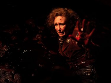 Vera Farmiga als blutverschmierte Lorraine Warren im Film 