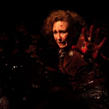 Vera Farmiga als blutverschmierte Lorraine Warren im Film 