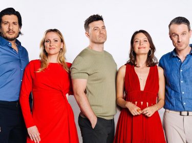 Das Bild zur Alles was zählt Besetzung zeigt fünf Schauspieler:innen der Serie nebeneinander vor neutralem Hintergrund. Von links nach rechts: Francisco Medina in einem blauen Hemd, Ania Niedieck in einem roten Kleid, Jörg Rohde in einem hellgrünen Shirt, Amrei Haardt in einem roten Kleid mit Cut-outs und Marc Dumitru in einem blauen Hemd und beigefarbener Hose. Alle blicken direkt in die Kamera.