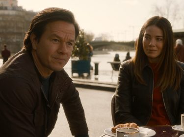 Auf dem Bild in dem Artikel zum „The Family Plan 2-Ende erklärt“ sitzen Dan und Jessica an einem Café-Tisch. Gespielt werden die Charaktere von Mark Wahlberg und Michelle Monaghan.
