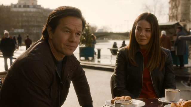 Auf dem Bild in dem Artikel zum „The Family Plan 2-Ende erklärt“ sitzen Dan und Jessica an einem Café-Tisch. Gespielt werden die Charaktere von Mark Wahlberg und Michelle Monaghan.