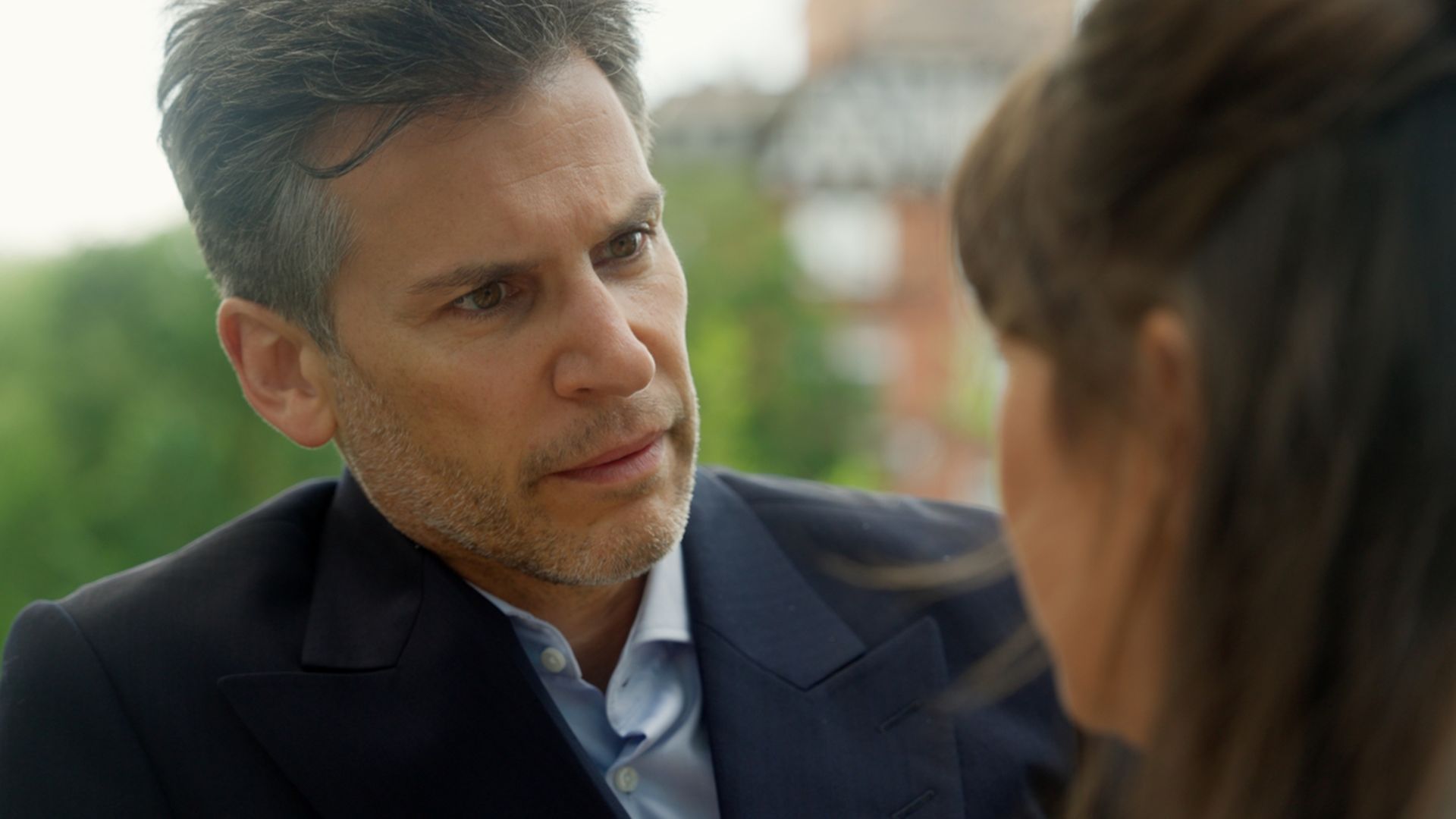 Florian Odenthal in einer Szene von "Rote Rosen".