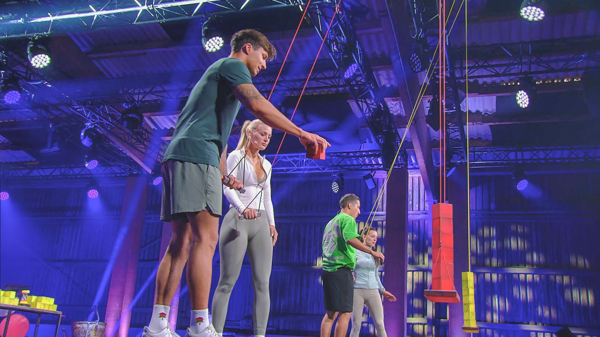 Auf dem Bild in dem Artikel zu den „Sommerhaus der Stars“-Gewinner:innen stehen Edda und Micha gemeinsam mit anderen Kandidat:innen in einer Spielarena.