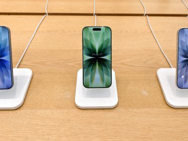 Drei iPhone-17-Smartphones stehen nebeneinander auf Präsentationsständern.