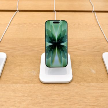 Drei iPhone-17-Smartphones stehen nebeneinander auf Präsentationsständern.