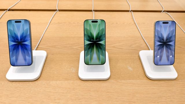 Drei iPhone-17-Smartphones stehen nebeneinander auf Präsentationsständern.