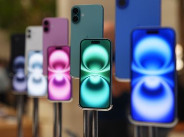 Vier Modelle des iPhone 16 nebeneinander im Schaufenster eines Ladens