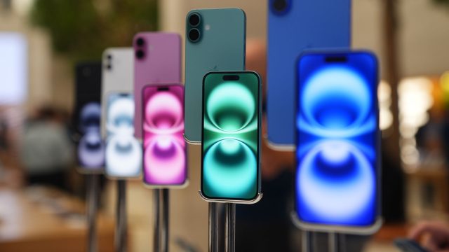 Vier Modelle des iPhone 16 nebeneinander im Schaufenster eines Ladens