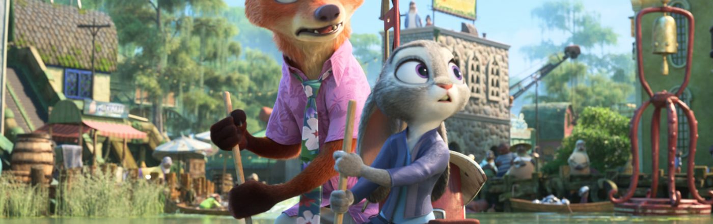 Auf diesem Bild aus Zoomania 2 sind Nick Wilde und Judy Hopps in einem kleinen Boot auf einem sumpfigen Fluss zu sehen. Nick trägt ein lilafarbenes Hawaiihemd und schaut besorgt zur Seite, während Judy konzentriert paddelt. Die Szene zeigt eine farbenfrohe, ländliche Umgebung und vermittelt eine Mischung aus Spannung und Abenteuer – passend zur Zoomania 2 Kritik.