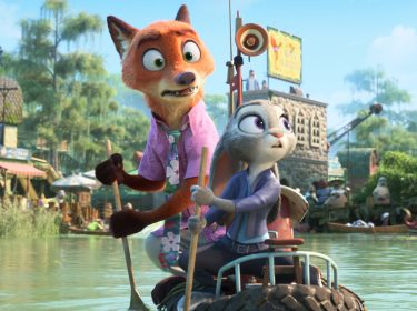 Auf diesem Bild aus Zoomania 2 sind Nick Wilde und Judy Hopps in einem kleinen Boot auf einem sumpfigen Fluss zu sehen. Nick trägt ein lilafarbenes Hawaiihemd und schaut besorgt zur Seite, während Judy konzentriert paddelt. Die Szene zeigt eine farbenfrohe, ländliche Umgebung und vermittelt eine Mischung aus Spannung und Abenteuer – passend zur Zoomania 2 Kritik.