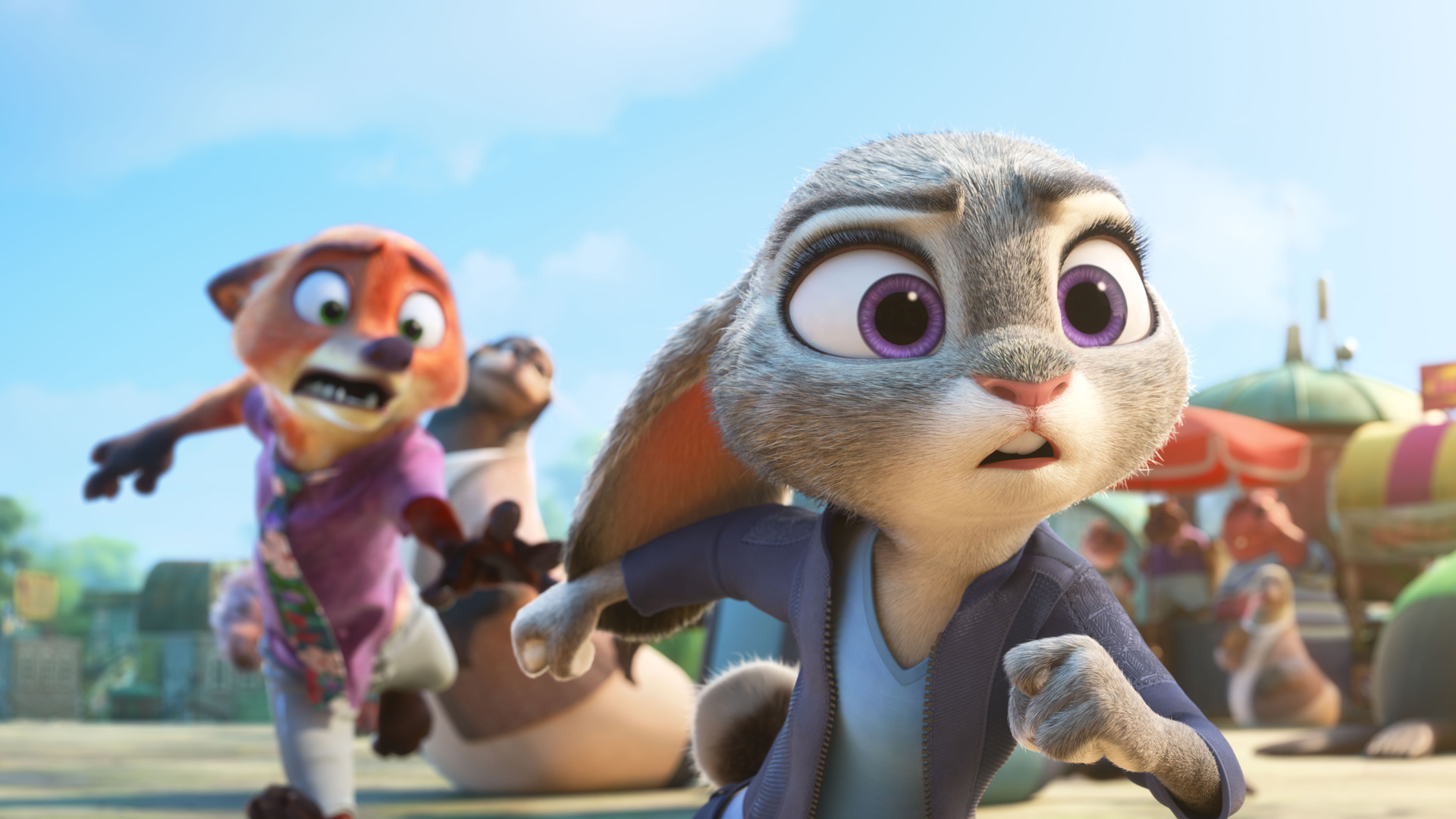 Im Bild aus Zoomania 2 ist Judy Hopps im Vordergrund in einer dynamischen Laufbewegung zu sehen, mit entschlossenem und leicht besorgtem Blick. Hinter ihr rennt Nick Wilde, ebenfalls sichtlich aufgeregt. Beide scheinen sich in einer spannungsgeladenen Situation zu befinden. Die Szene spielt in einer belebten Marktumgebung bei Tageslicht – passend zur Zoomania 2 Kritik.