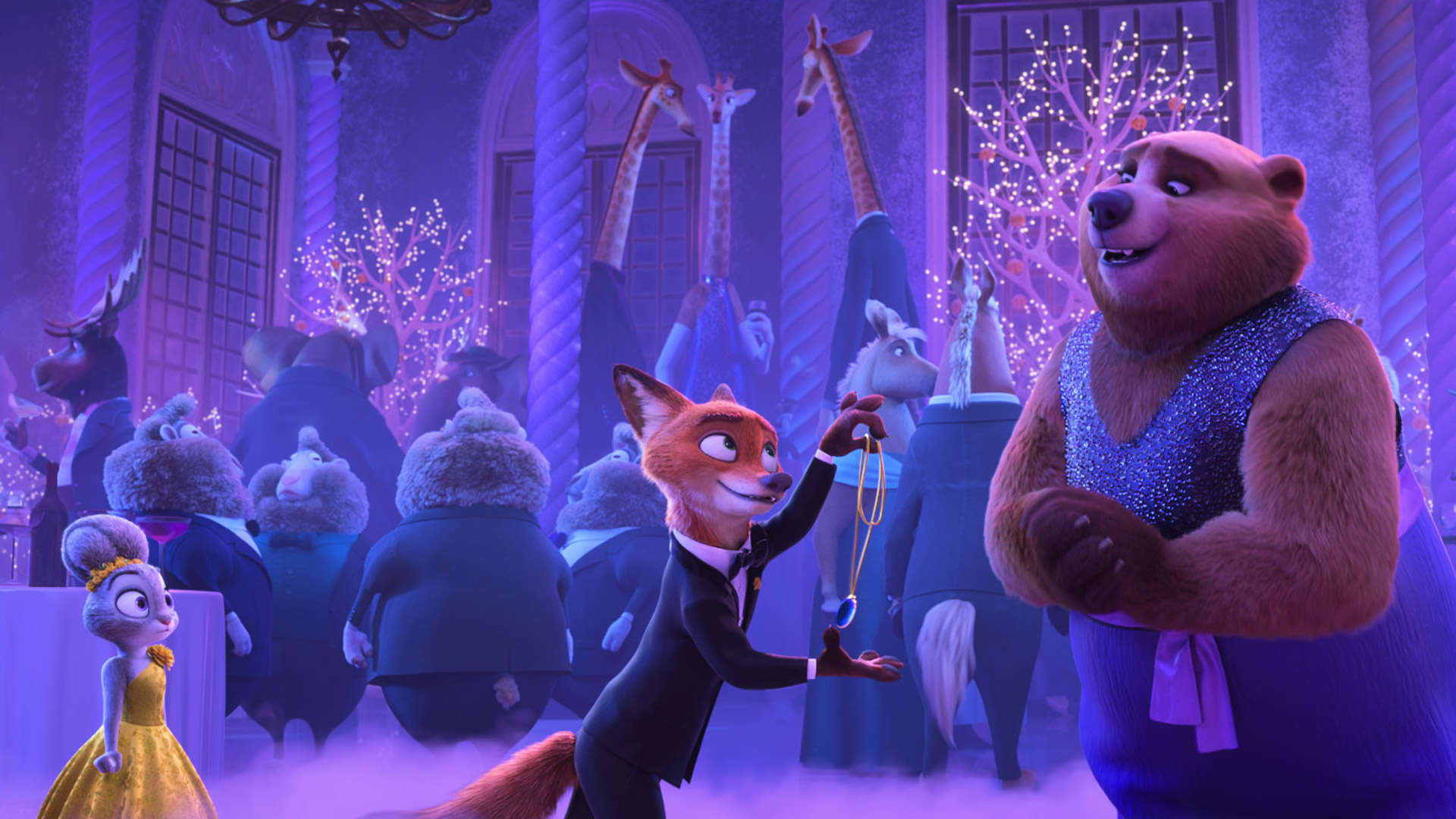 Auf dem Bild aus Zoomania 2 ist Nick Wilde elegant im Smoking zu sehen, wie er einem lächelnden Bären in Glitzerkleid ein auffälliges Schmuckstück präsentiert. Im Hintergrund herrscht Ballstimmung mit festlich gekleideten Tieren, lila Beleuchtung und leuchtenden Dekobäumen. Judy Hopps steht links im gelben Kleid und schaut erstaunt. Die Szene unterstreicht den humorvollen Stil der Zoomania 2 Kritik.
