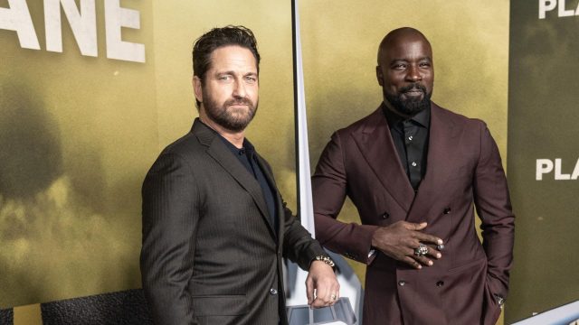 Gerard Butler und Mike Colter posieren bei der Premiere von "Planes" für die Kamera.