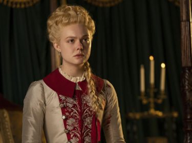 Elle Fanning in einer Szene der Serie 
