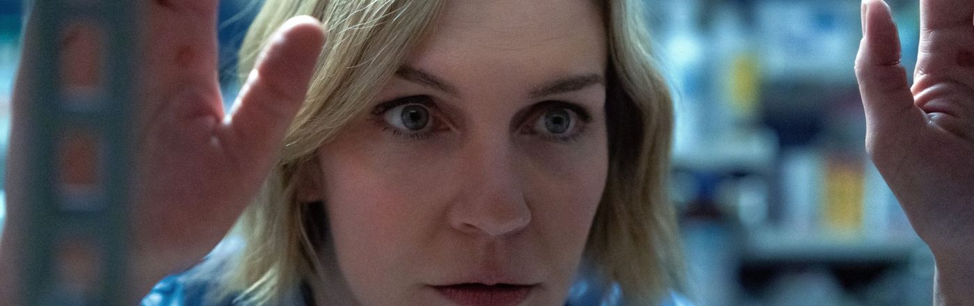 Rhea Seehorn in einer Szene der Serie 