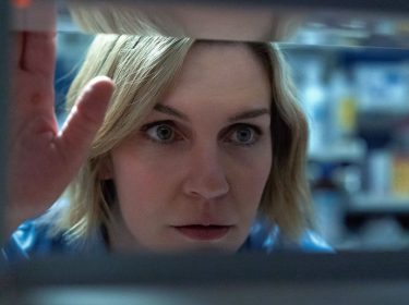 Rhea Seehorn in einer Szene der Serie 