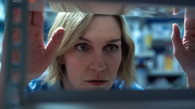 Rhea Seehorn in einer Szene der Serie "Pluribus"