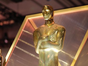 Die Oscars-Statue hinter den Kulissen der Preisverleihung im Jahr 2025.