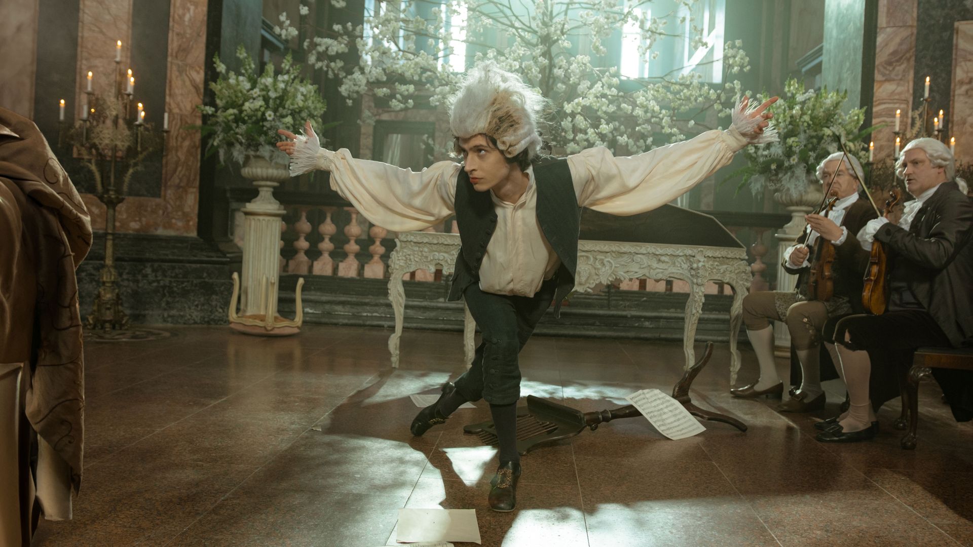 Eren M. Güvercin als Amadeus Mozart verbeugt sich vor seinem Publikum in "Mozart/Mozart".