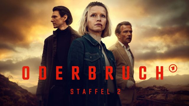 Quito (Sabin Tambrea), Maggie (Karoline Schuch) und Zajak (Lucas Gregorowicz) posieren für Staffel 2 der Serie "Oderbruch".