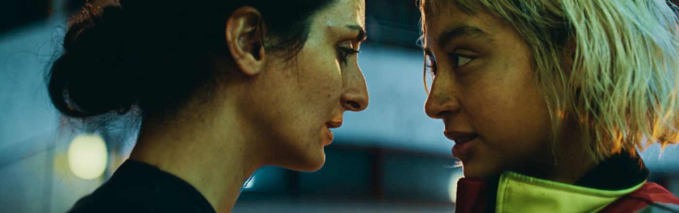 Şafak Şengül und Samirah Breuer in einer Szene der Krankenhausserie 