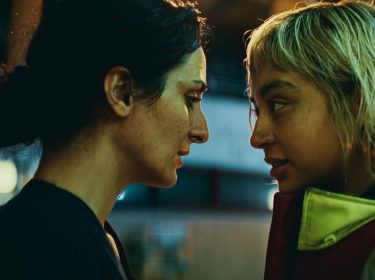 Şafak Şengül und Samirah Breuer in einer Szene der Krankenhausserie 