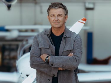 Hans Sigl als Martin Gruber wartet in 