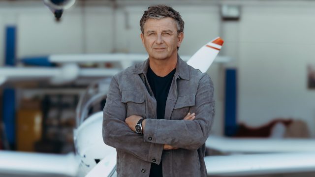 Hans Sigl als Martin Gruber wartet in "Der Bergdoktor" auf die Landung seiner Mutter am Flughafen.