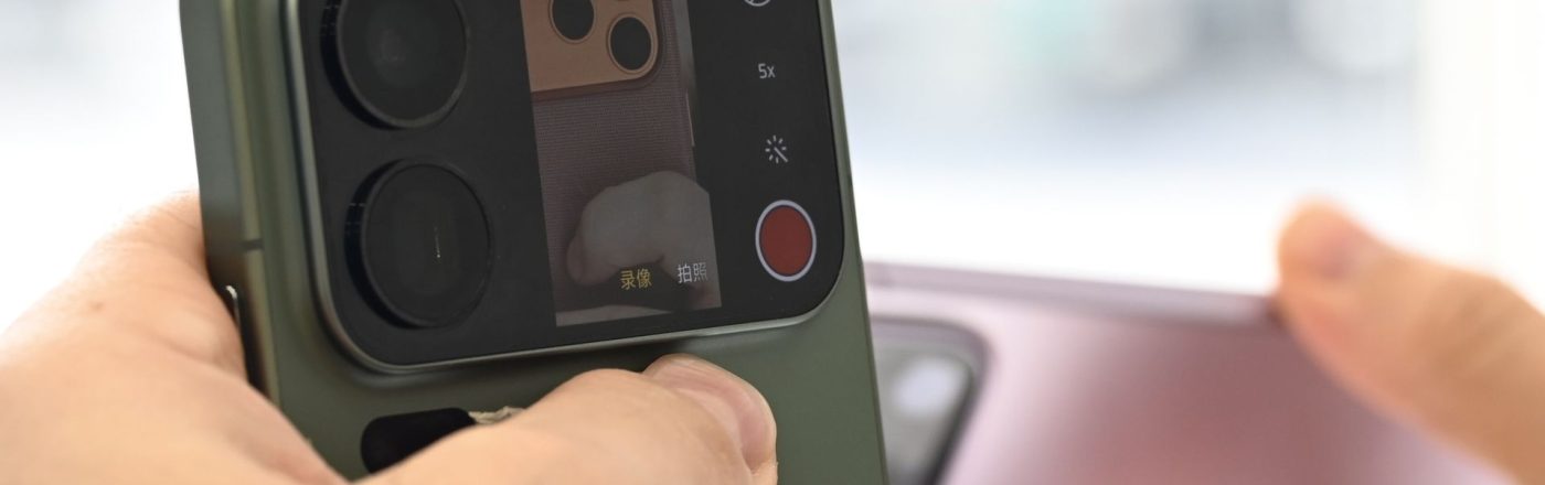 Mann hält das Xiaomi 17 Pro mit Zweitdisplay auf der Rückseite hoch.