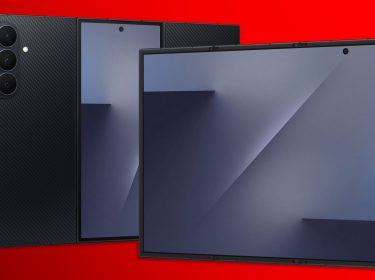 Das Falt-Handy Galaxy Z TriFold von vorne und hinten vor rotem Hintergrund