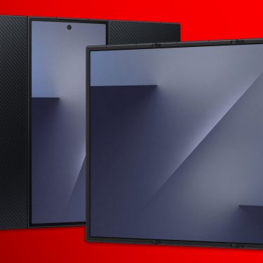 Das Falt-Handy Galaxy Z TriFold von vorne und hinten vor rotem Hintergrund