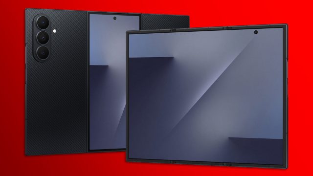 Das Falt-Handy Galaxy Z TriFold von vorne und hinten vor rotem Hintergrund