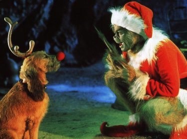 Jim Carrey als der Grinch mit Hund im Weihnachtsfilm 