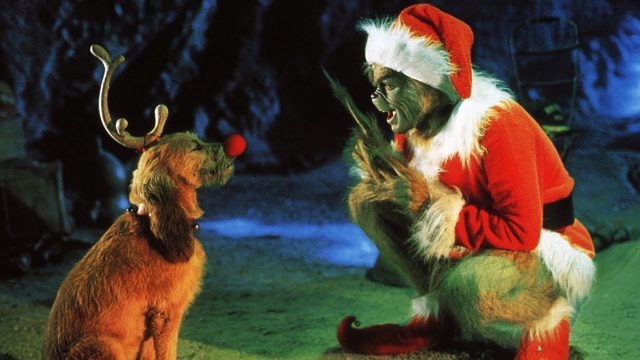 Jim Carrey als der Grinch mit Hund im Weihnachtsfilm "Der Grinch".