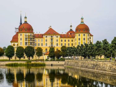 Blick auf Schloss Moritzburg in Sachsen
