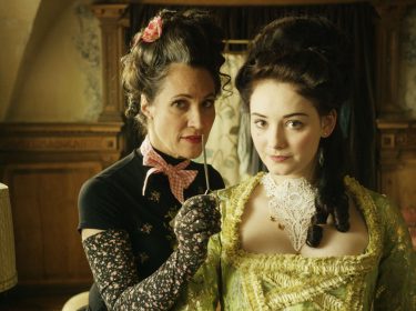 Madame Rossini (Justine del Corte) und Gwen (Maria Ehrich) in einer Szene aus dem Film 