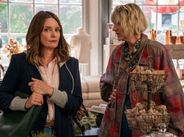 Tina Fey als Kate und Kerri Kenney als Anne unterhalten sich in einer Szene von 