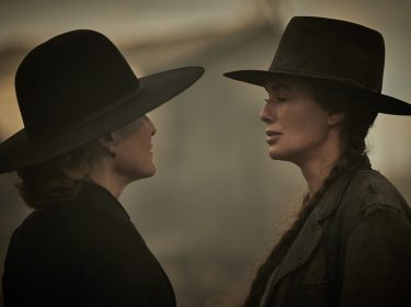 Lena Heady und Gillian Anderson in The Abandons