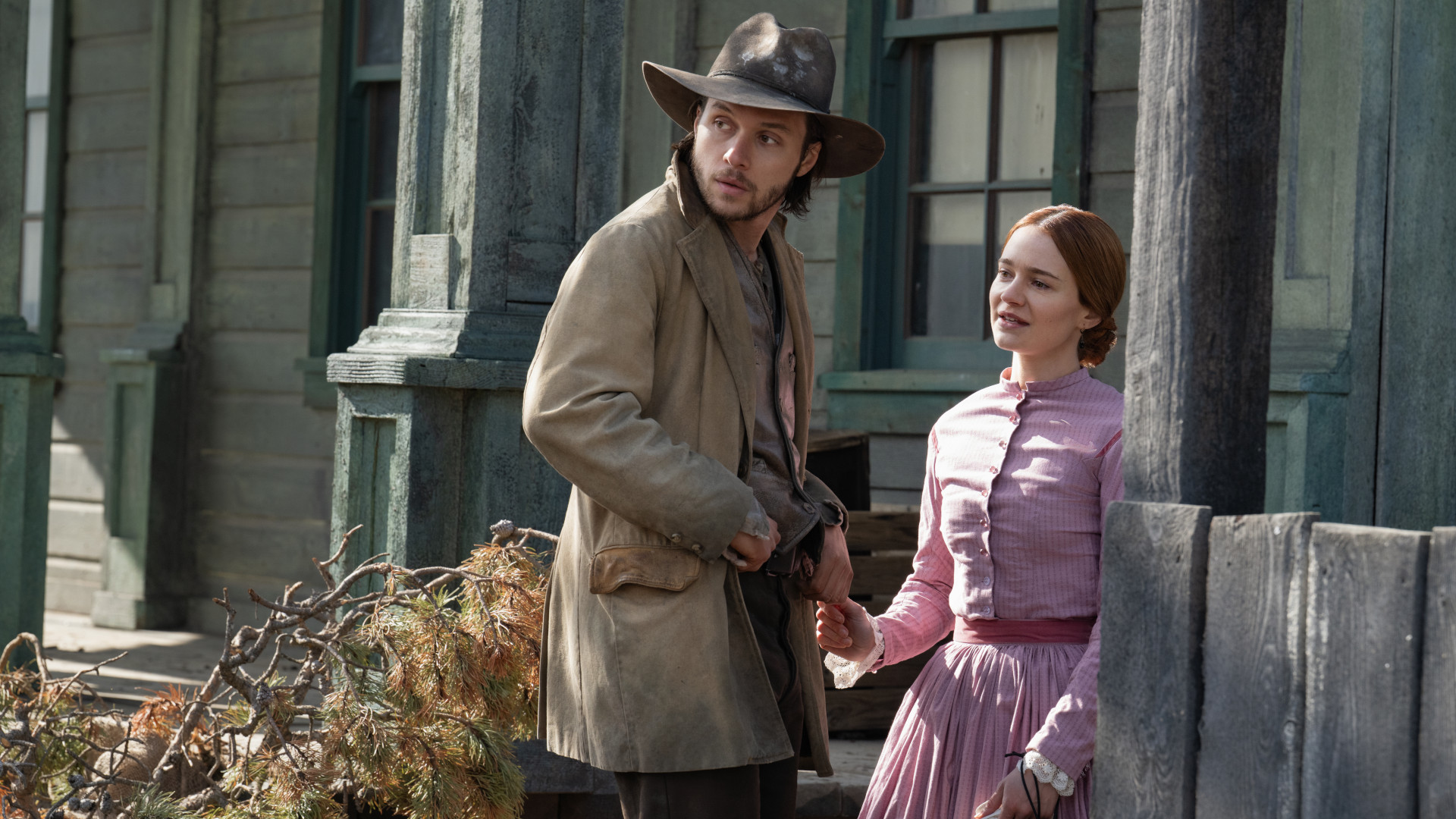 Nick Robinson und Aisling Franciosi in The Abandons