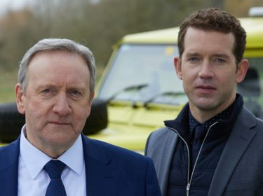Neil Dudgeon als DCI Barnaby und Nick Hendrix als DS Winter stehen vor einem Auto in 