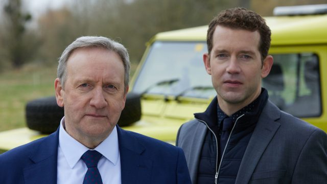 Neil Dudgeon als DCI Barnaby und Nick Hendrix als DS Winter stehen vor einem Auto in "Inspector Barnaby".