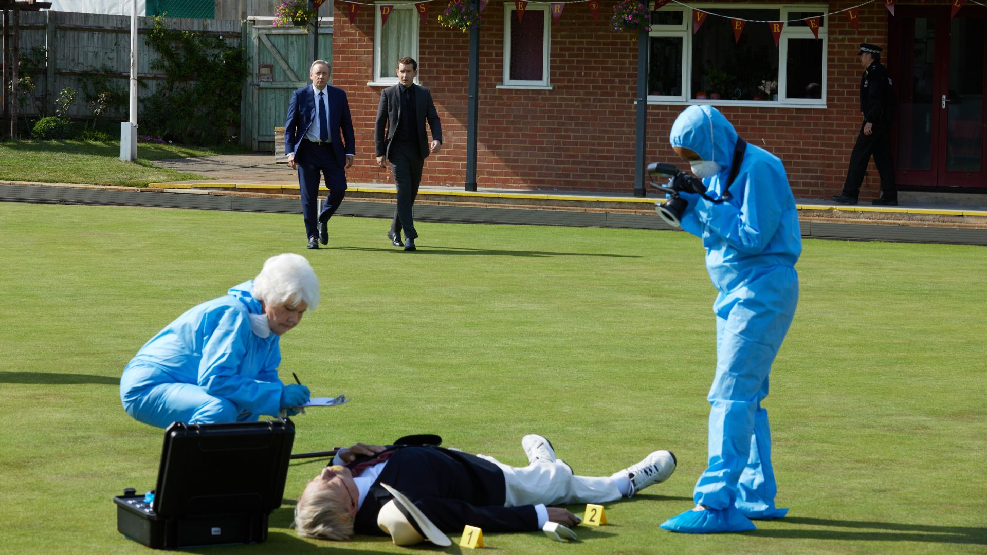 Die Ermittler:innen untersuchen einen leblosen Körper auf dem Rasen in "Inspector Barnaby".