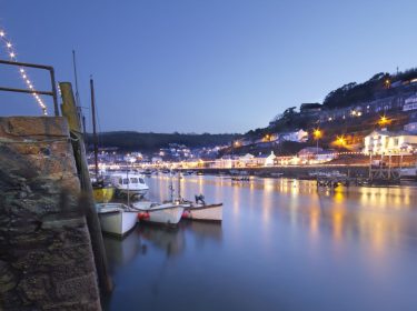 Blick auf den Hafen von Looe in der Dämmerung.
