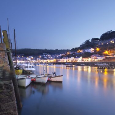 Blick auf den Hafen von Looe in der Dämmerung.