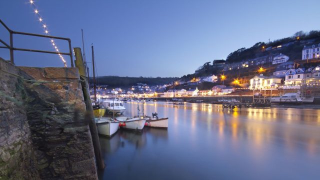 Blick auf den Hafen von Looe in der Dämmerung.